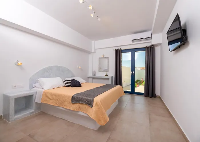 Waves Monolithos (Santorini)